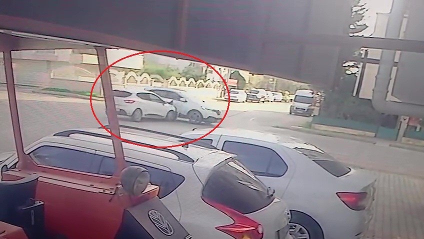 antalyada kontrolsuz kavsakta otomobiller carpisti 2 yarali 3 lRBMgXkQ