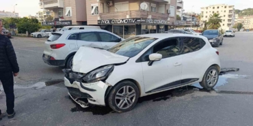 antalyada-kontrolsuz-kavsakta-otomobiller-carpisti-2-yarali-811jSQbC.jpg