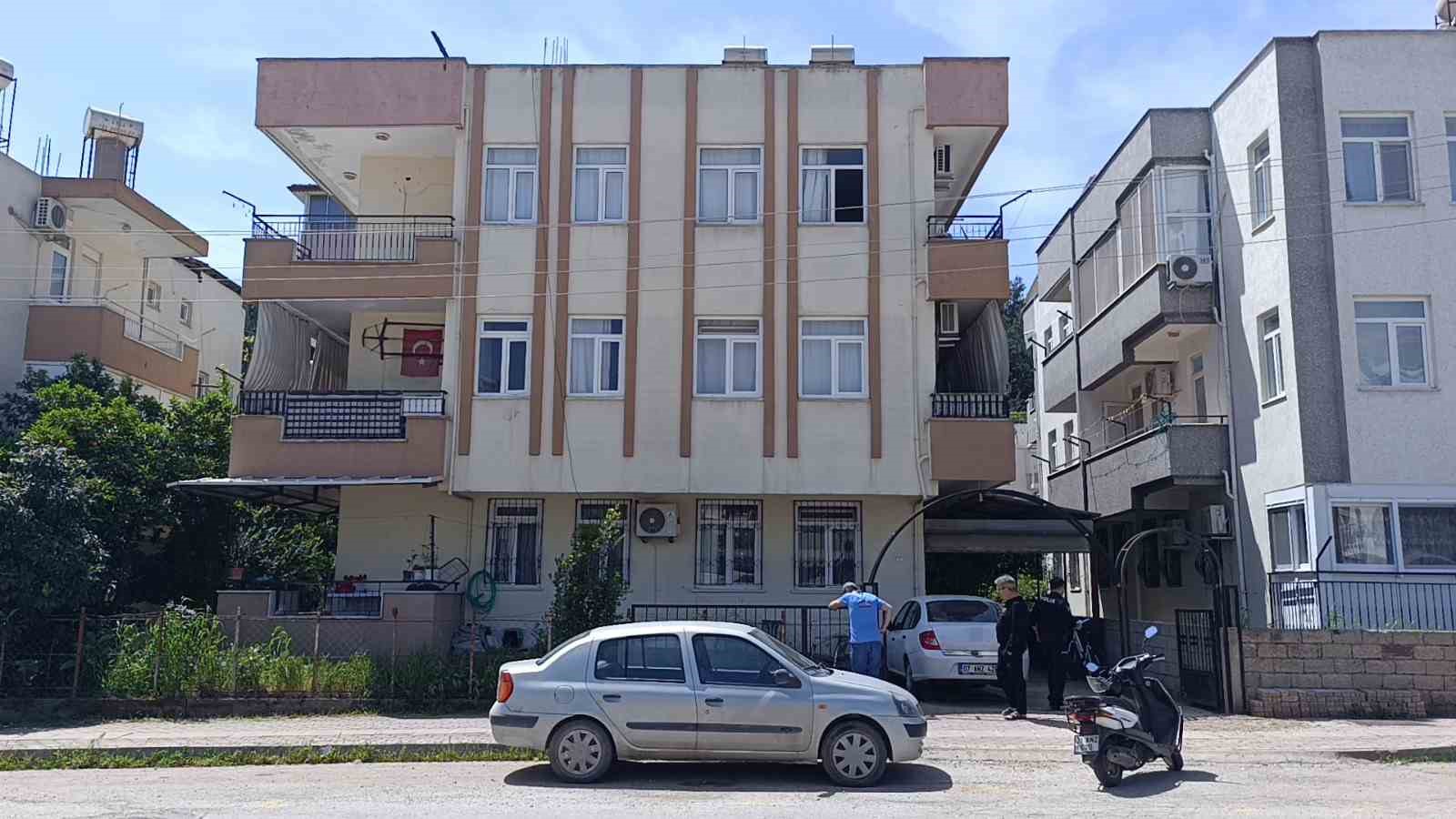 antalyada kucuk cocuk ikinci kattan dustu olayi kiriklarla atlatti 1 aGQNgQAb