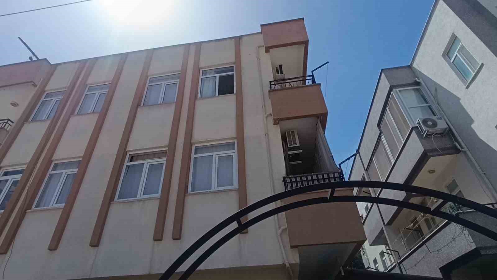 antalyada kucuk cocuk ikinci kattan dustu olayi kiriklarla atlatti 2