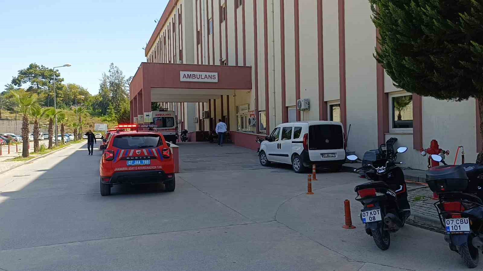 antalyada kucuk cocuk ikinci kattan dustu olayi kiriklarla atlatti 4