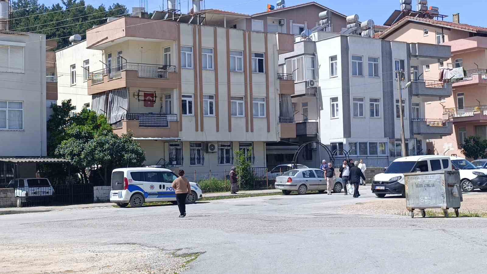 antalyada kucuk cocuk ikinci kattan dustu olayi kiriklarla atlatti 5 z75zJbCR