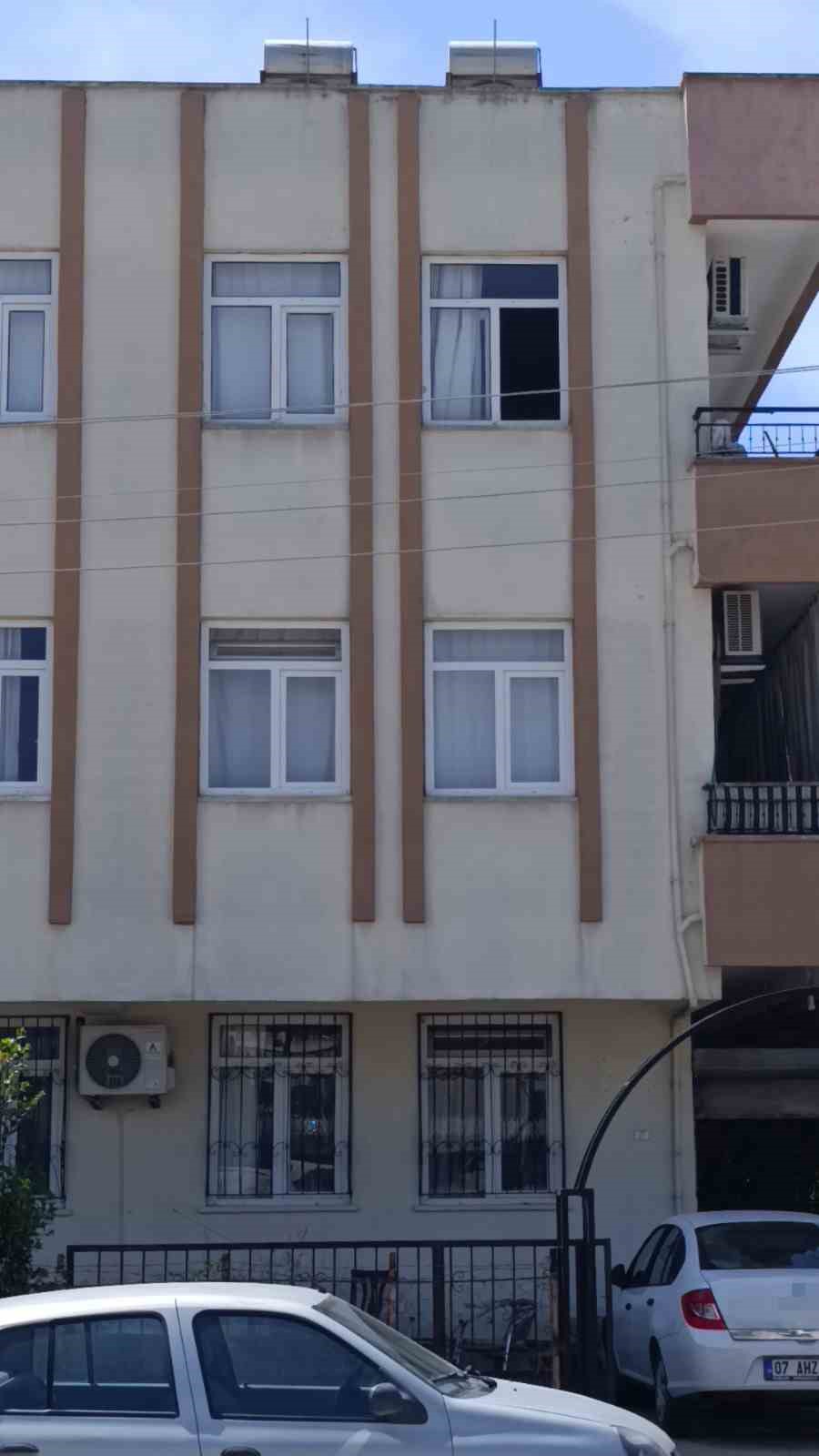 antalyada kucuk cocuk ikinci kattan dustu olayi kiriklarla atlatti 6 2b3iCBqy