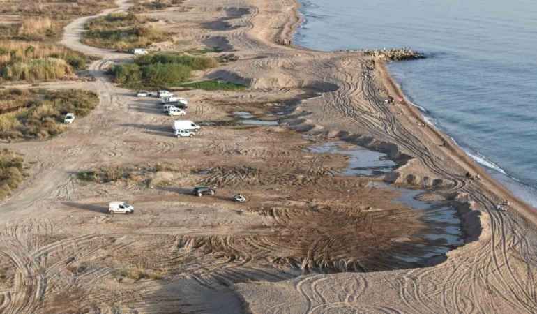 antalyada-kum-hirsizlari-sahilleri-talan-etti-kum-ocagina-donen-sahiller-dronla-goruntulendi-vMDC3NpE.jpg