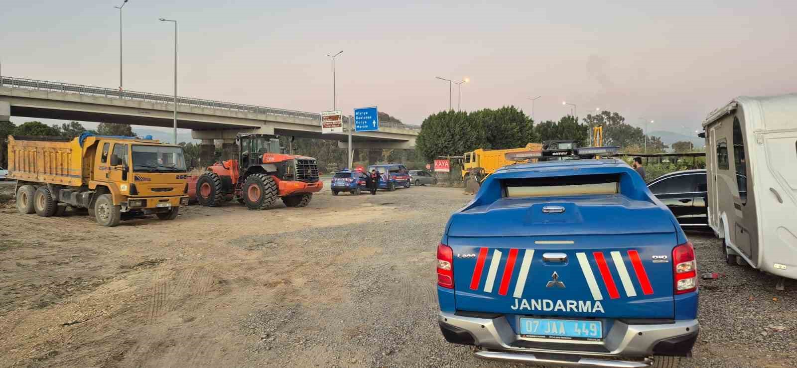 antalyada kum hirsizlarina gece baskini 1 tutuklama 8 araca el konuldu 7 EpYwZtMz