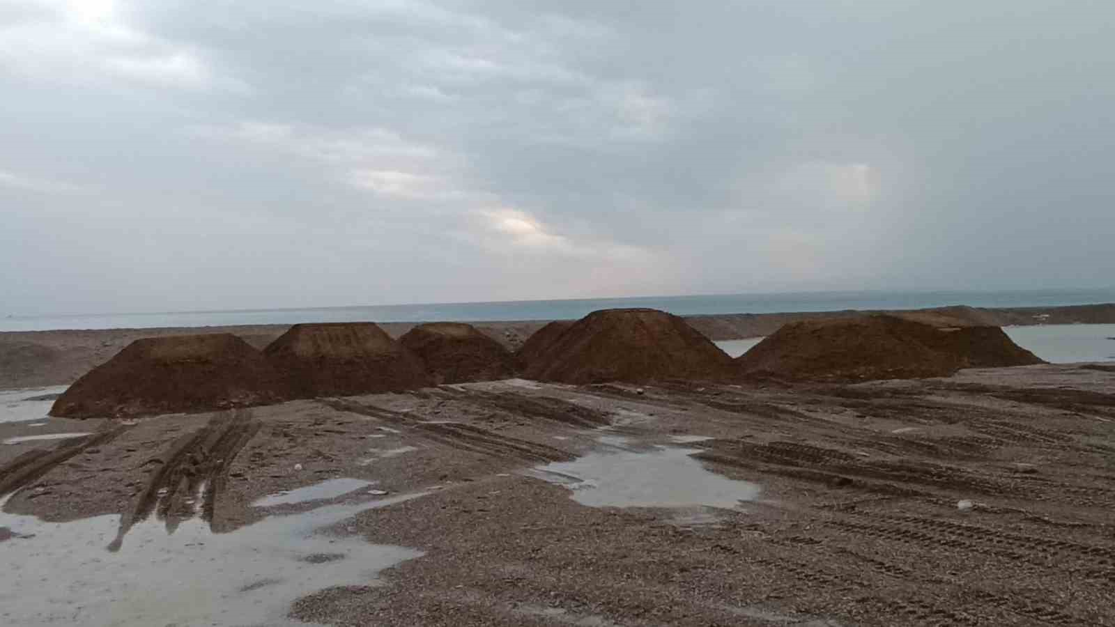 antalyada kumlari calip sahilleri talan etmislerdi kamyonlar dolusu plaj kumu bulundu 10