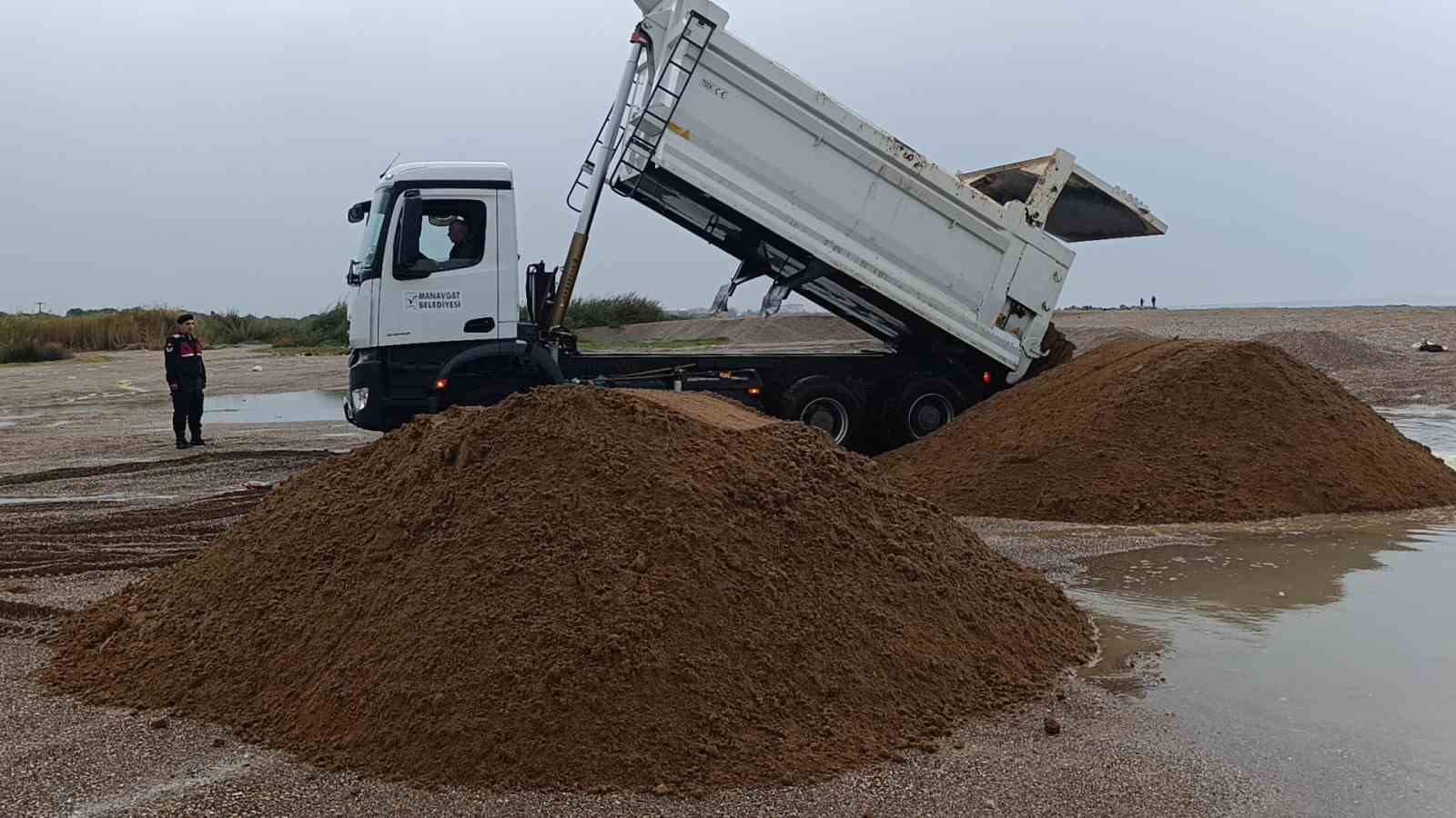 antalyada kumlari calip sahilleri talan etmislerdi kamyonlar dolusu plaj kumu bulundu 3 QBuhCsMP