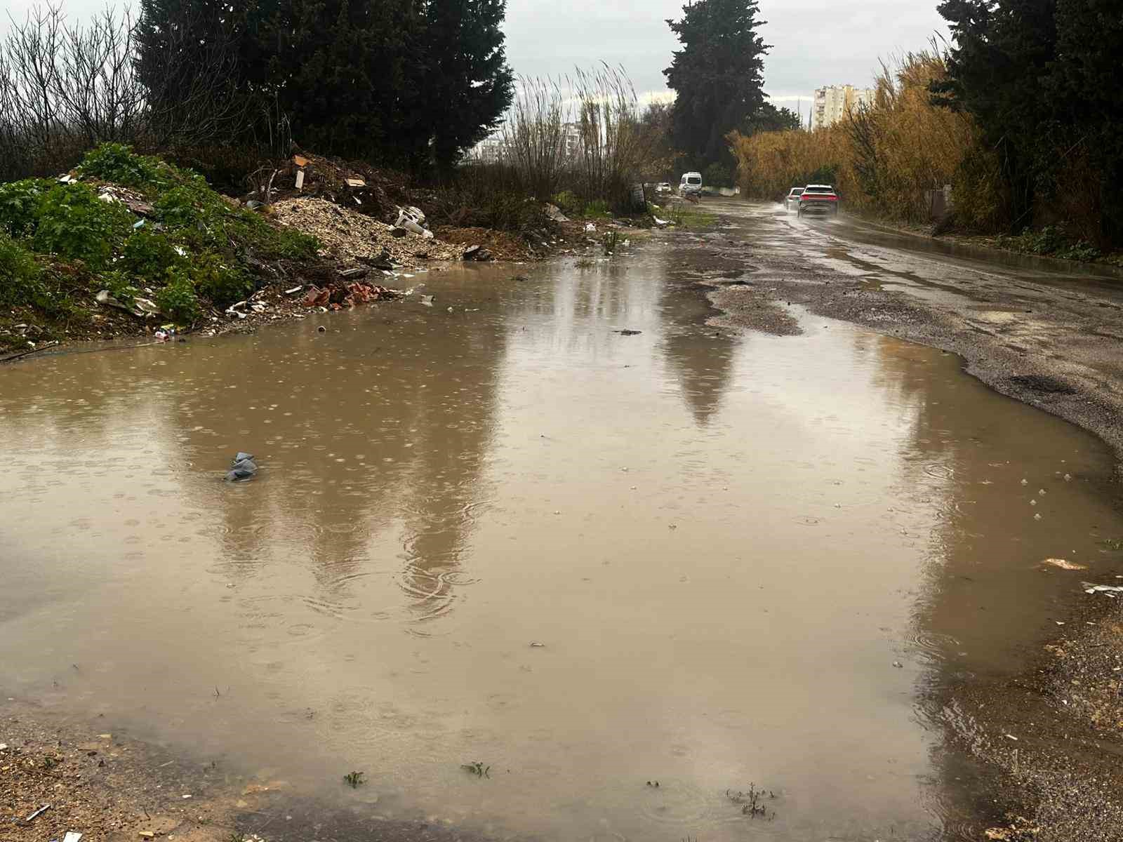 antalyada kuvvetli saganak taskinlara yol acti minibuste mahsur kalanlar kepce yardimiyla kurcarildi 1 VrjQaI9G