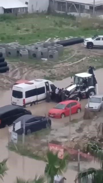 antalyada kuvvetli saganak taskinlara yol acti minibuste mahsur kalanlar kepce yardimiyla kurcarildi 2 K6tPjAeH