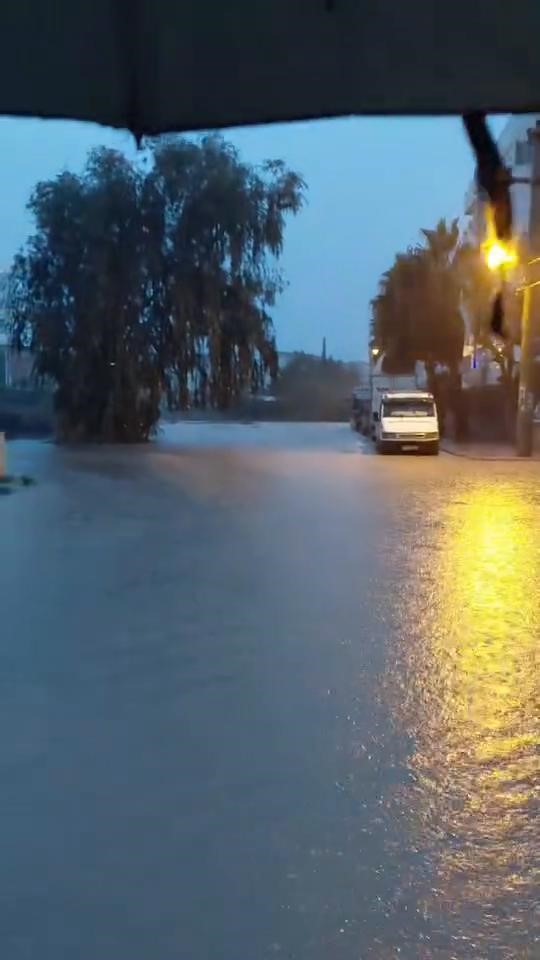 antalyada kuvvetli saganak taskinlara yol acti minibuste mahsur kalanlar kepce yardimiyla kurcarildi 4 zPjkvc7w