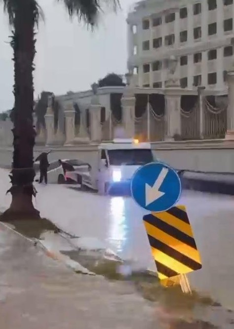 antalyada kuvvetli saganak taskinlara yol acti minibuste mahsur kalanlar kepce yardimiyla kurcarildi 5 4yddcAbj