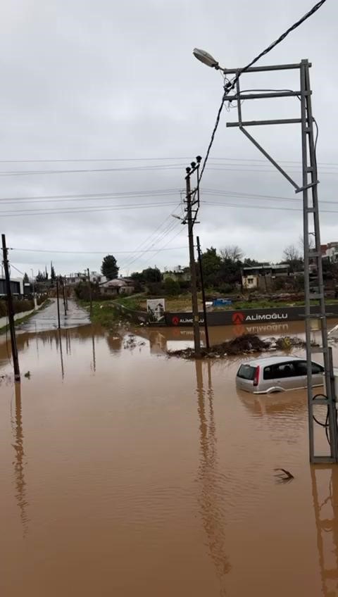 antalyada kuvvetli saganak taskinlara yol acti minibuste mahsur kalanlar kepce yardimiyla kurcarildi 8 AIVkg3JH