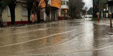 antalyada-kuvvetli-saganak-taskinlara-yol-acti-minibuste-mahsur-kalanlar-kepce-yardimiyla-kurcarildi-hYOWPHQW.jpg