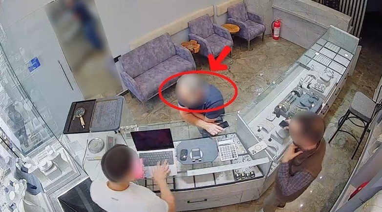 Antalya’da kuyumcuları sahte altın zincirle dolandıran şüpheli tutuklandı 4 antalyada kuyumculari sahte altin zincirle dolandiran supheli tutuklandi 0 VKQkhm3B