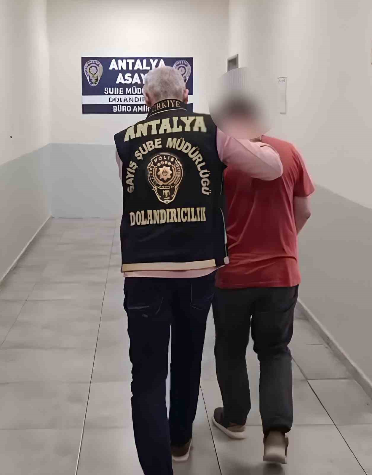 Antalya’da kuyumcuları sahte altın zincirle dolandıran şüpheli tutuklandı 8 antalyada kuyumculari sahte altin zincirle dolandiran supheli tutuklandi 4 tByg1h7W