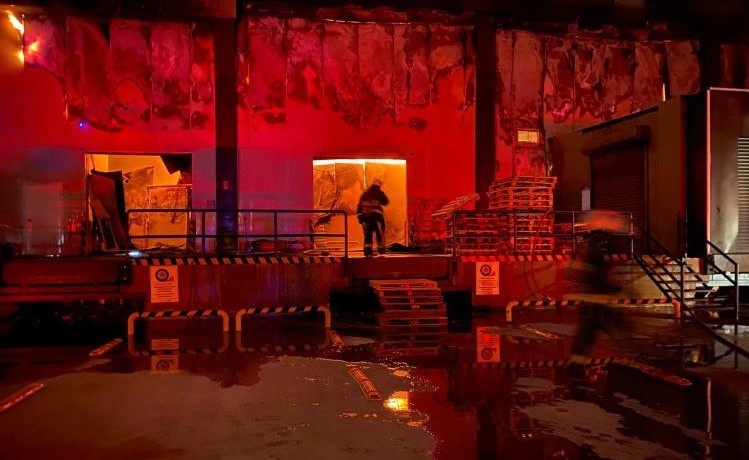 Antalya’da market deposu alev alev yandı, temel gıda alanı küle döndü 4 antalyada market deposu alev alev yandi temel gida alani kule dondu 0