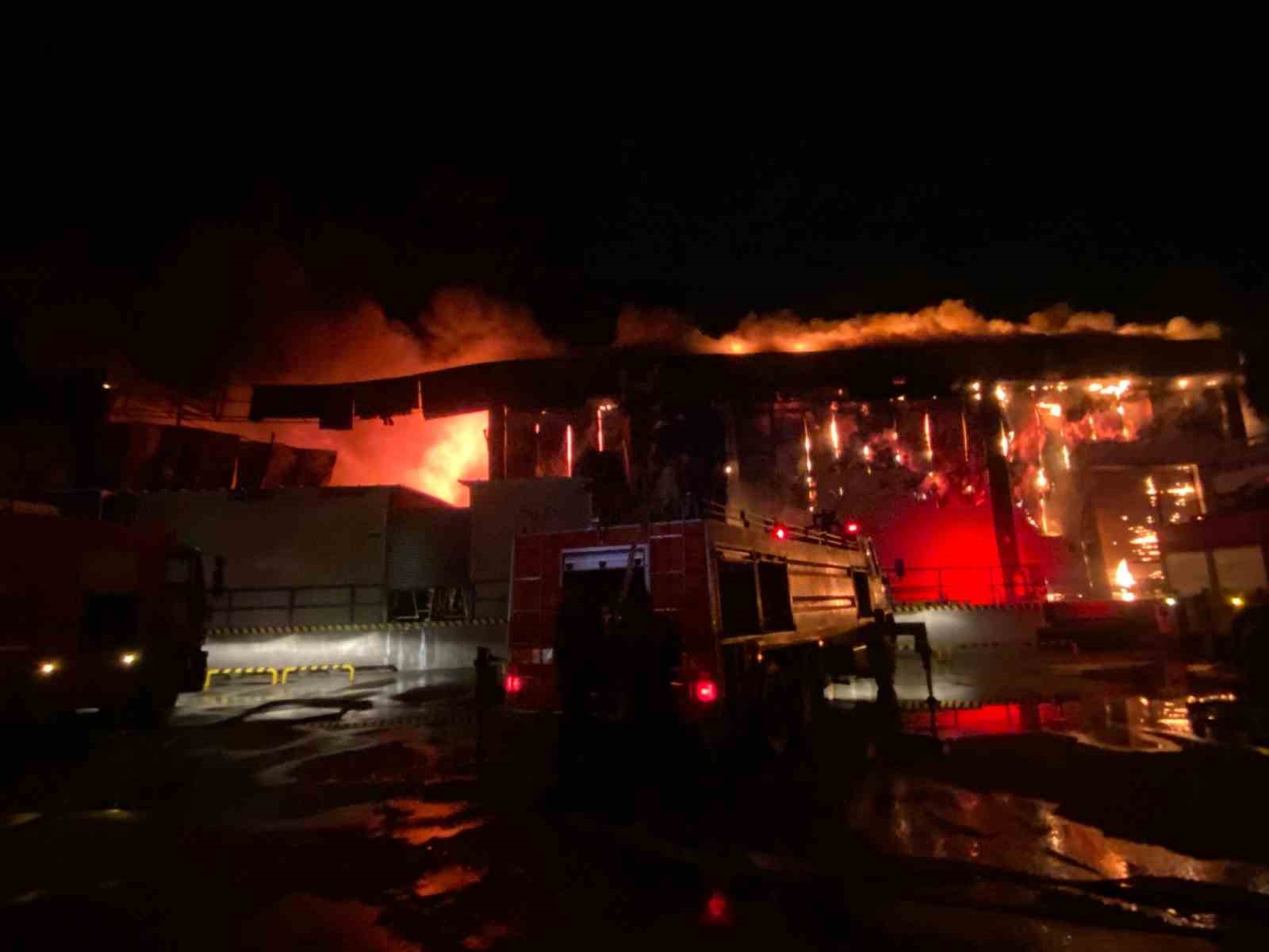 Antalya’da market deposu alev alev yandı, temel gıda alanı küle döndü 12 antalyada market deposu alev alev yandi temel gida alani kule dondu 8 9Nic8IS4
