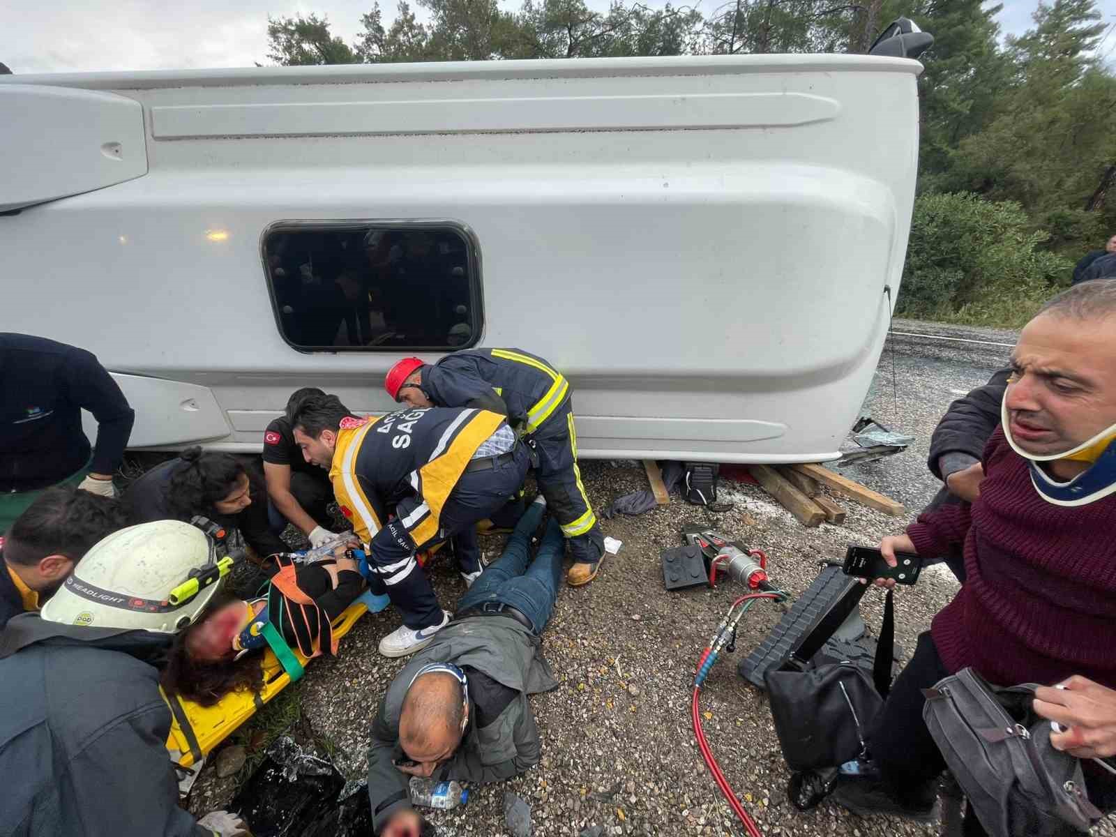 antalyada midibus devrildi 6 yarali 0 ldZCk2vv