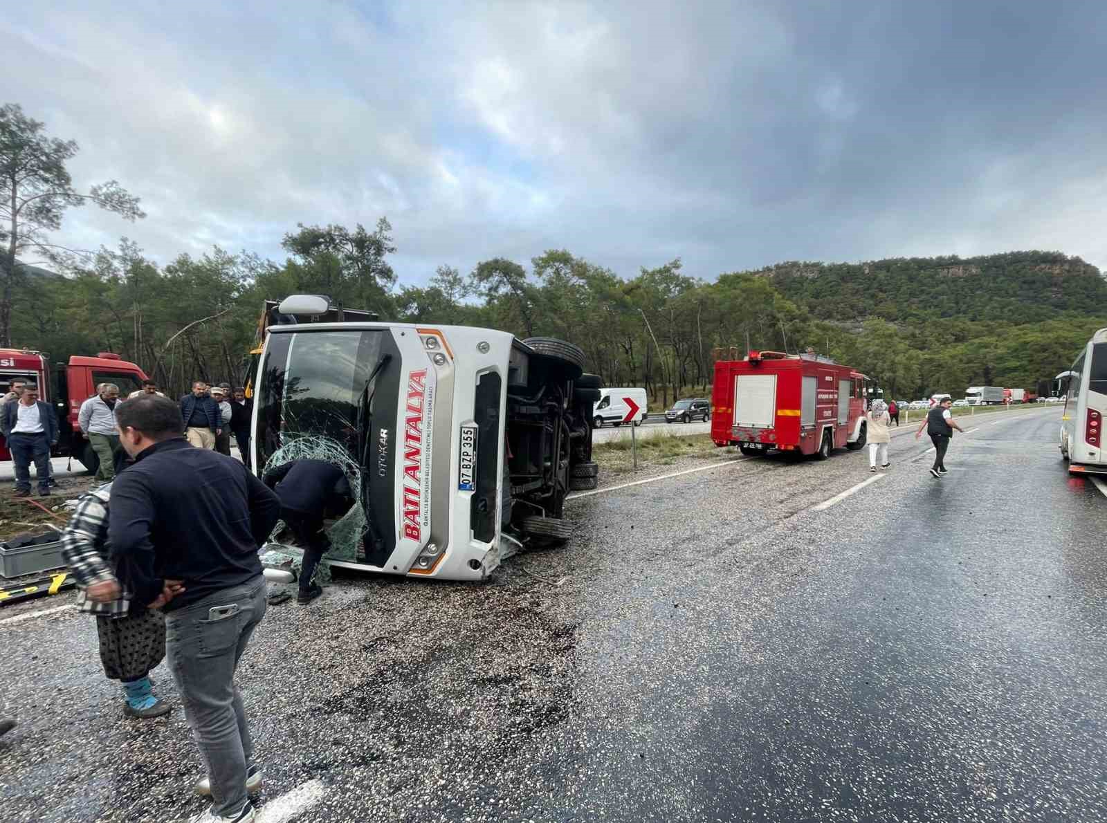 antalyada midibus devrildi 6 yarali 1 uGB6MPQz