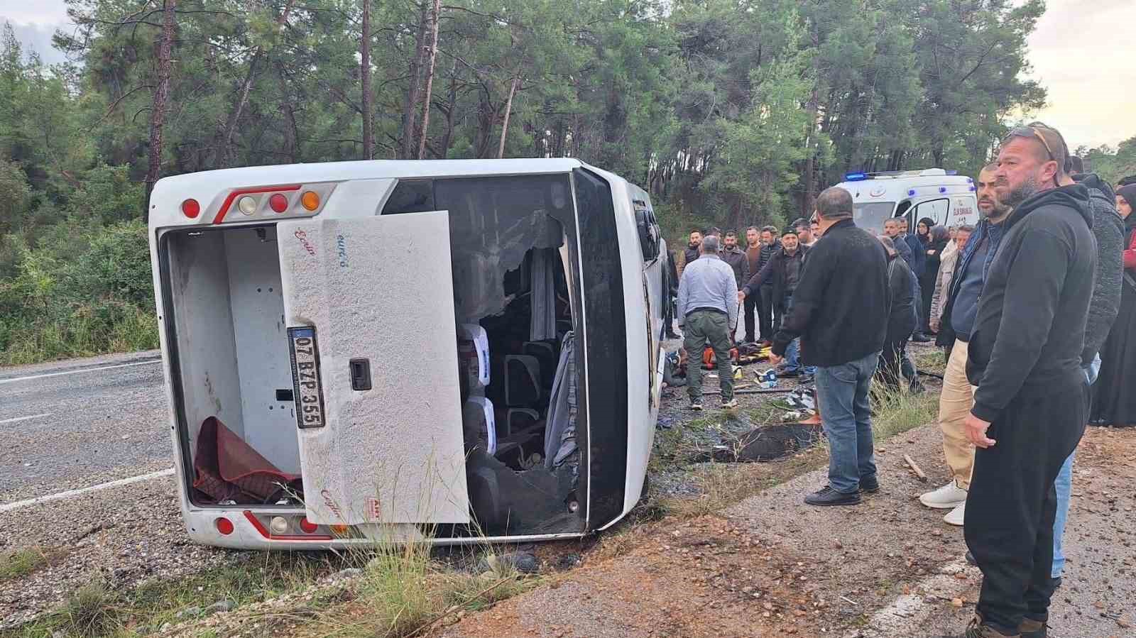 antalyada midibus devrildi 6 yarali 3 M1ctTilF