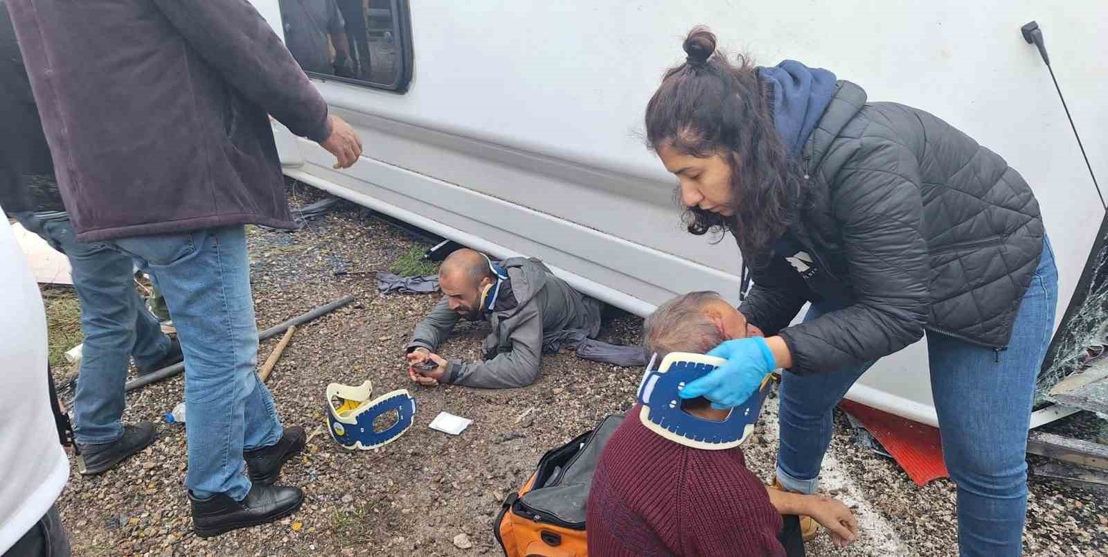 antalyada midibus devrildi 6 yarali 4