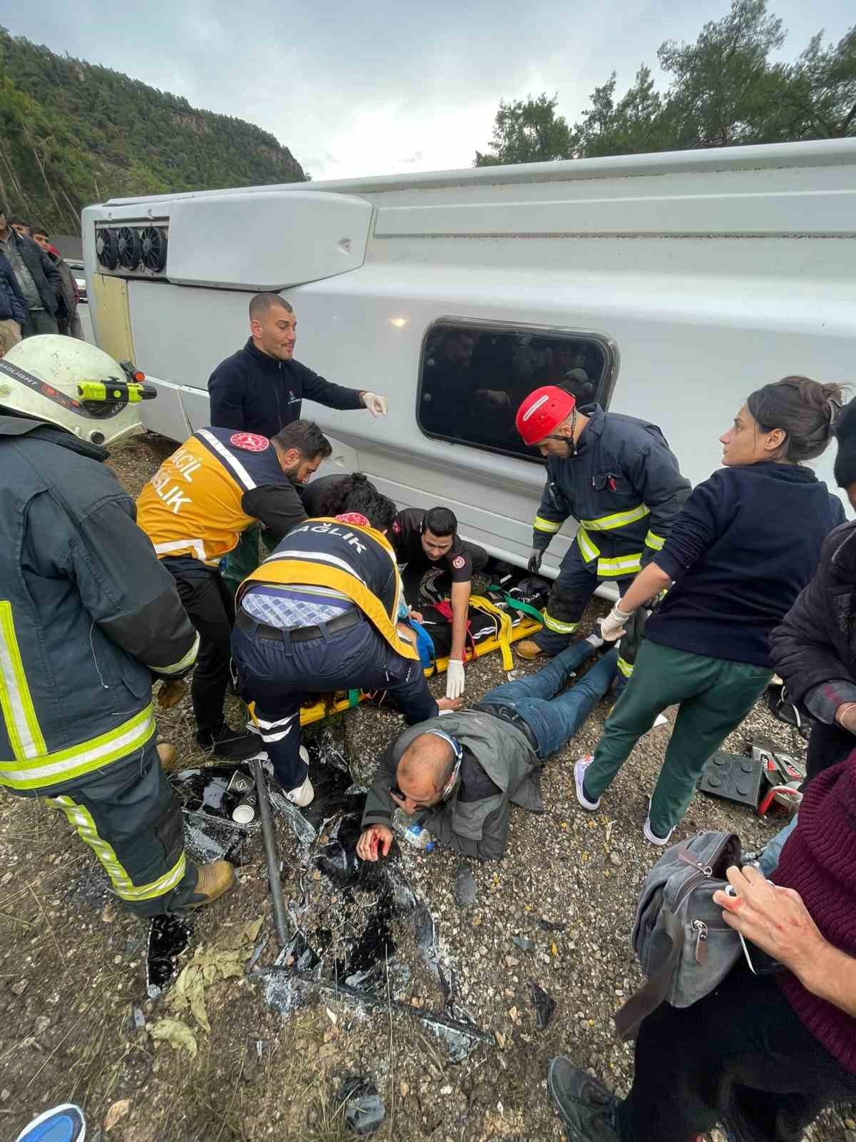antalyada midibus devrildi 6 yarali 5