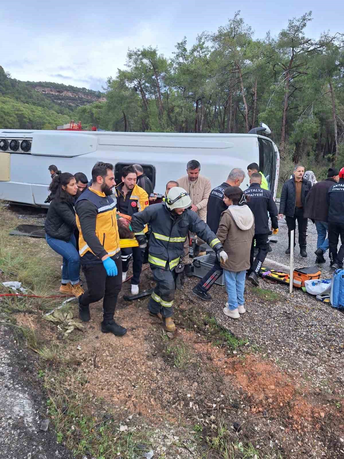 antalyada midibus devrildi 6 yarali 6 8hekACay