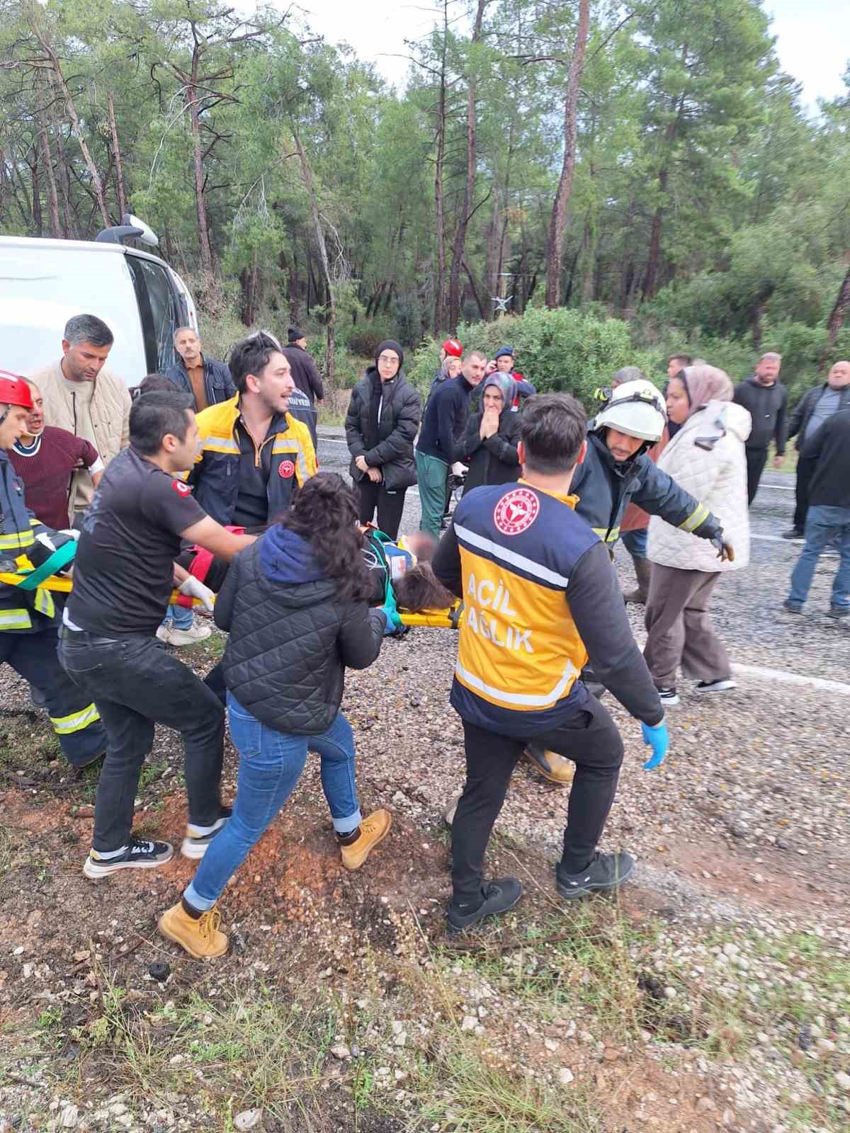 antalyada midibus devrildi 6 yarali 7
