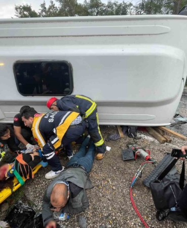 antalyada-midibus-devrildi-6-yarali-OgnNElcJ.jpg