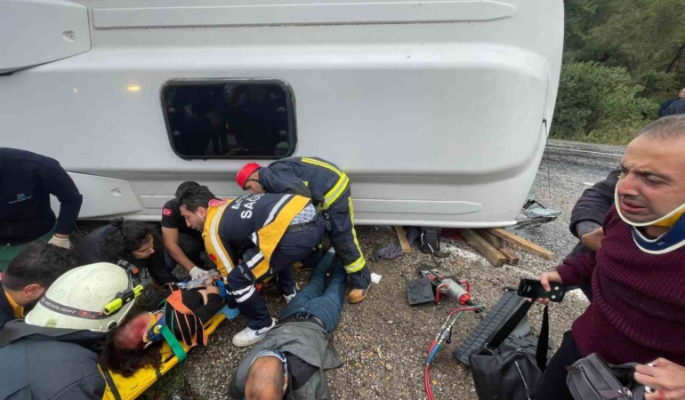 antalyada-midibus-devrildi-6-yarali-OgnNElcJ.jpg