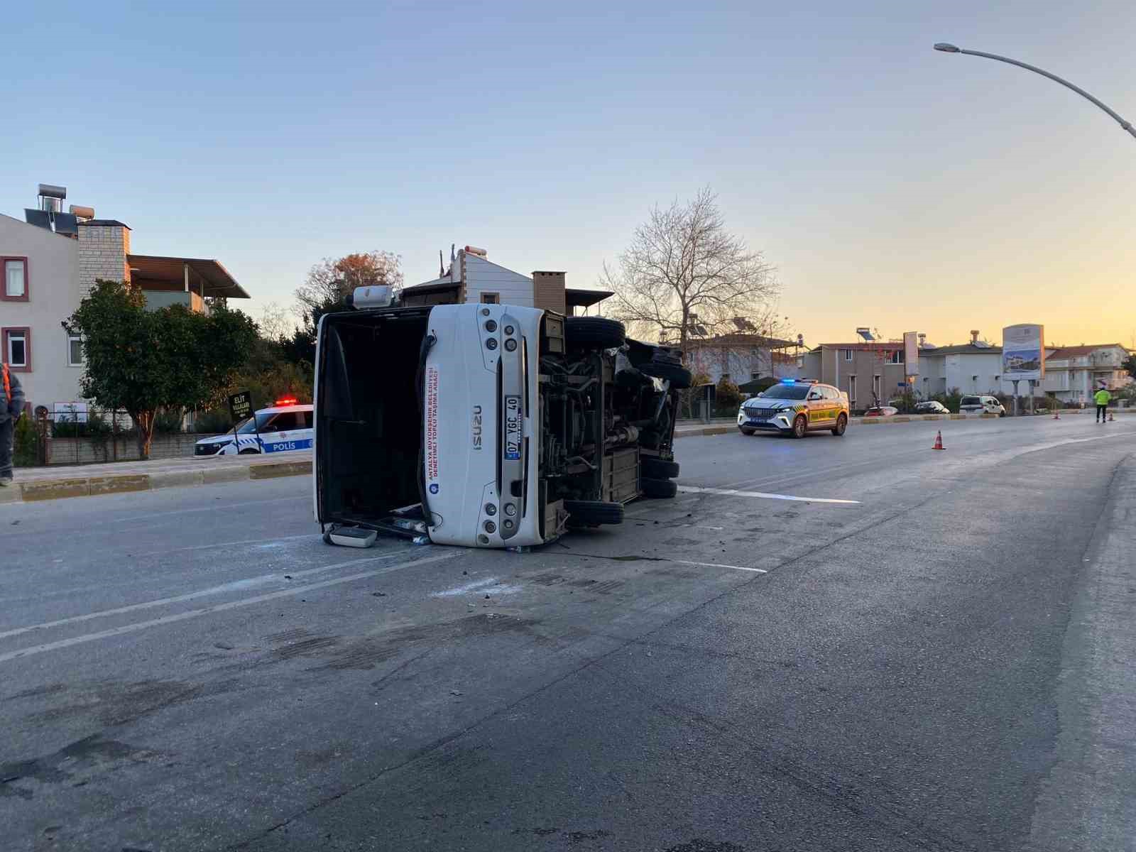 antalyada midibus ile otomobil carpisti 3 yarali 0 FG9Xs76m