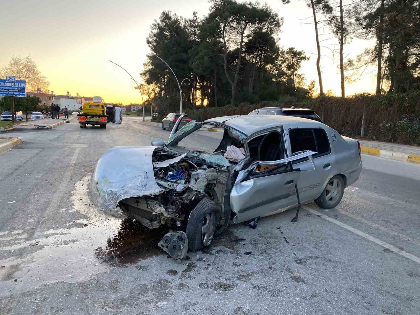 antalyada midibus ile otomobil carpisti 3 yarali 1