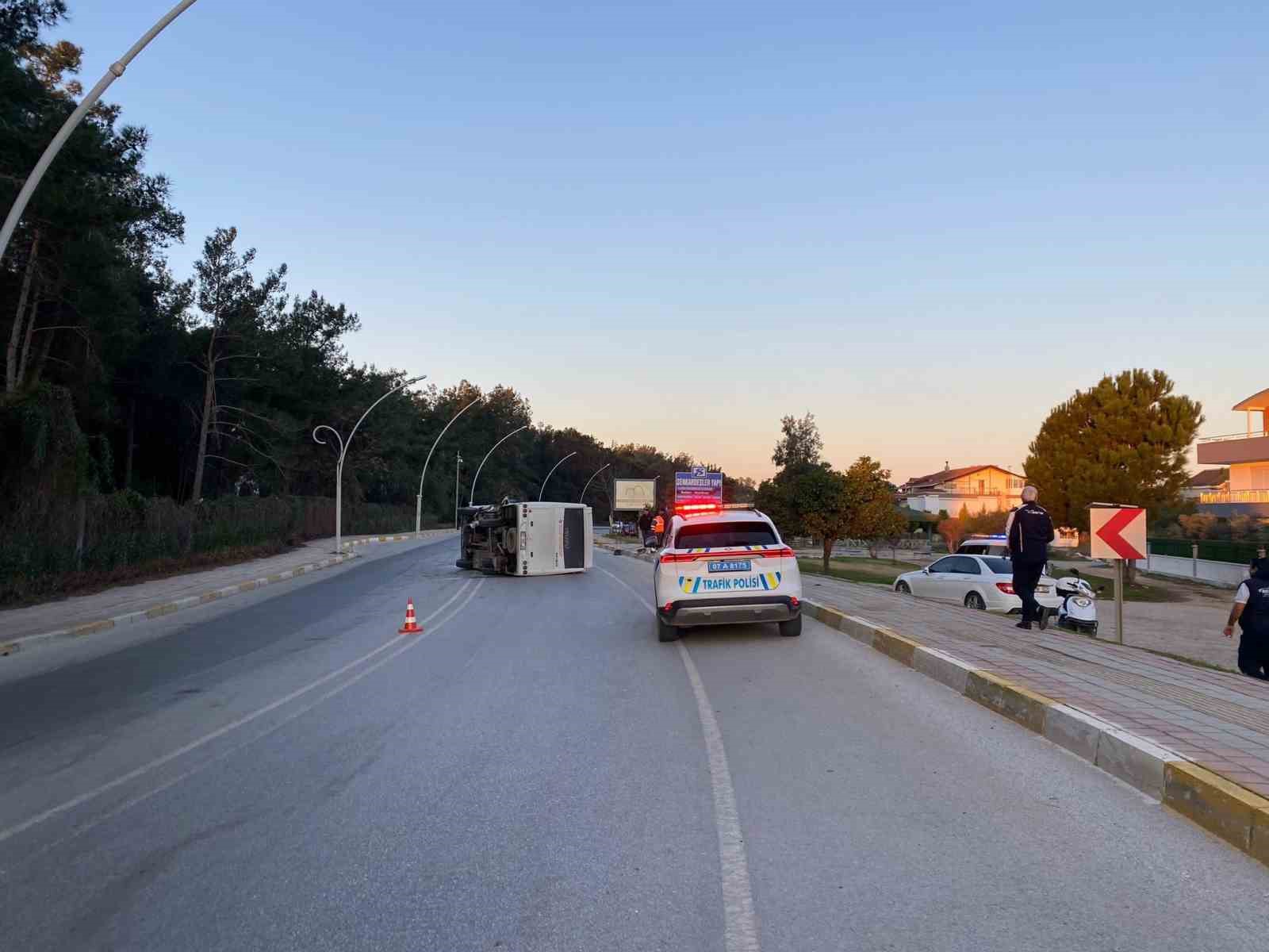 antalyada midibus ile otomobil carpisti 3 yarali 2 tvDREmlF