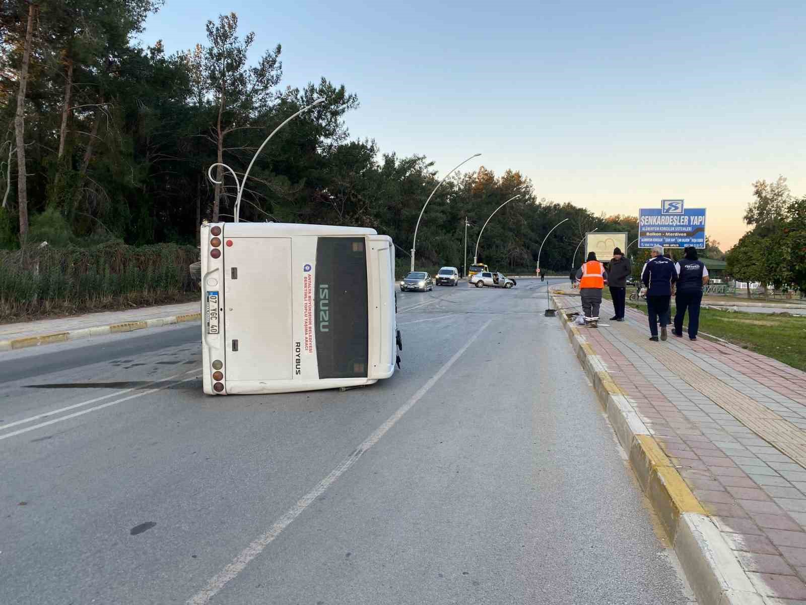 antalyada midibus ile otomobil carpisti 3 yarali 3