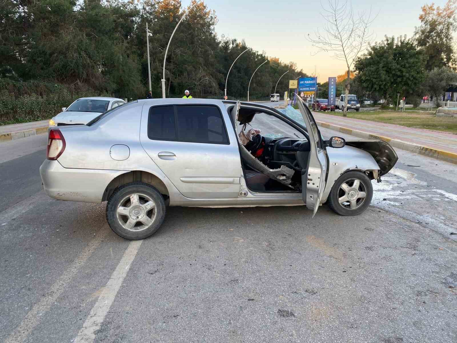 antalyada midibus ile otomobil carpisti 3 yarali 4 UGL5tzCS