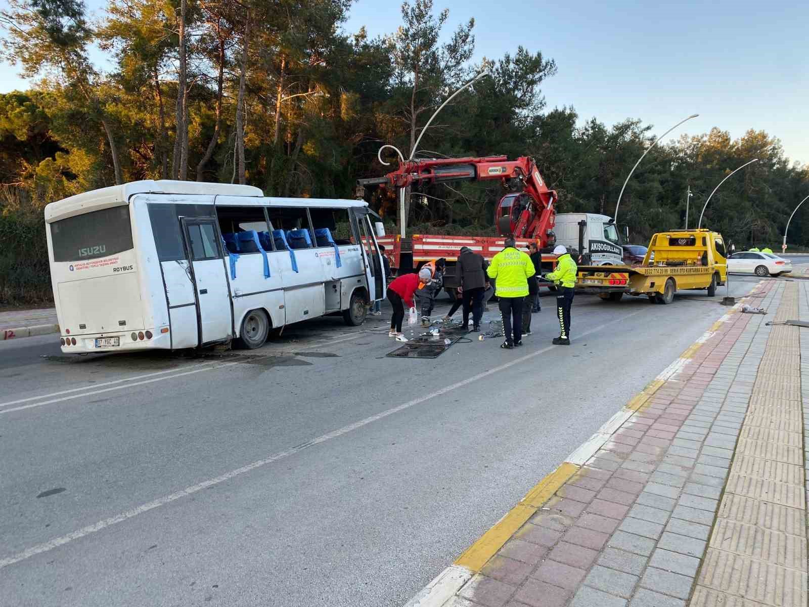 antalyada midibus ile otomobil carpisti 3 yarali 5 snzXud7m