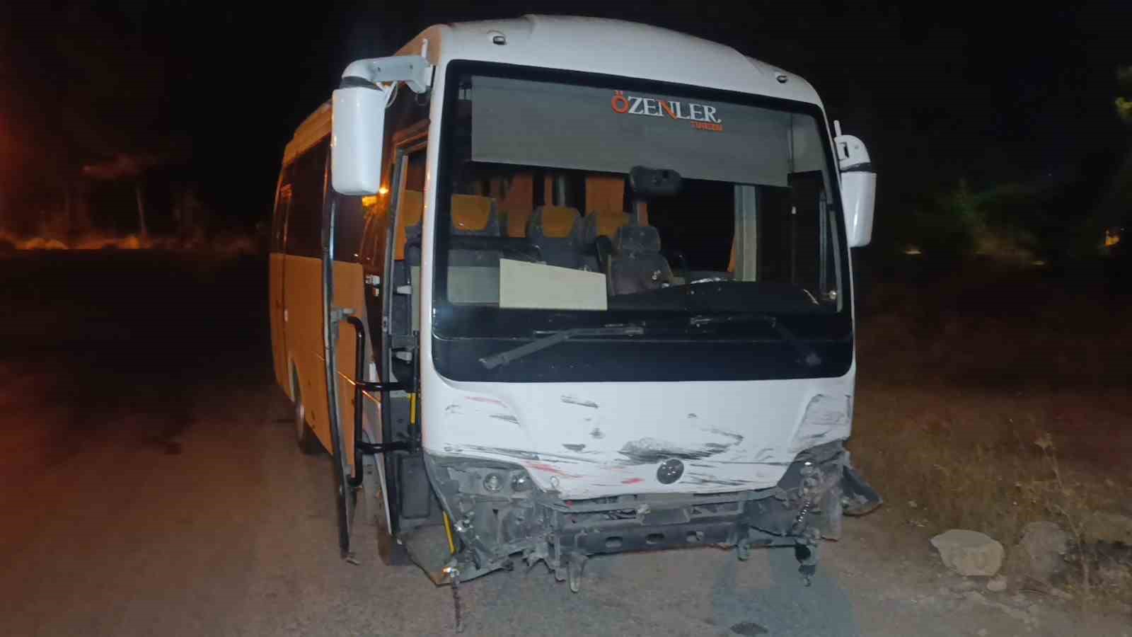 antalyada midibus otomobille carpisti 6 yarali 0 K3iIdUuA