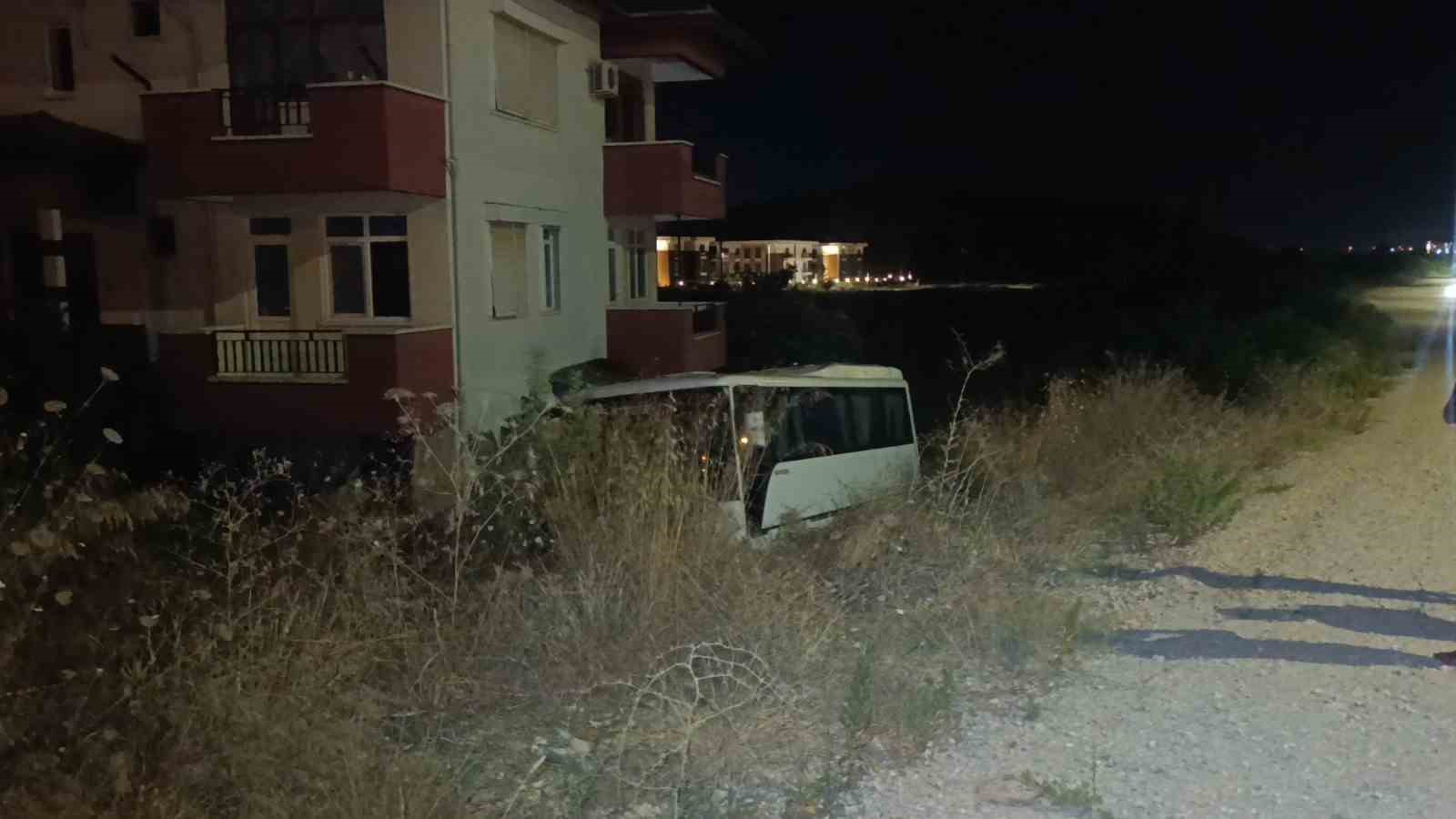 antalyada midibus otomobille carpisti 6 yarali 2 VpAdOJ3p