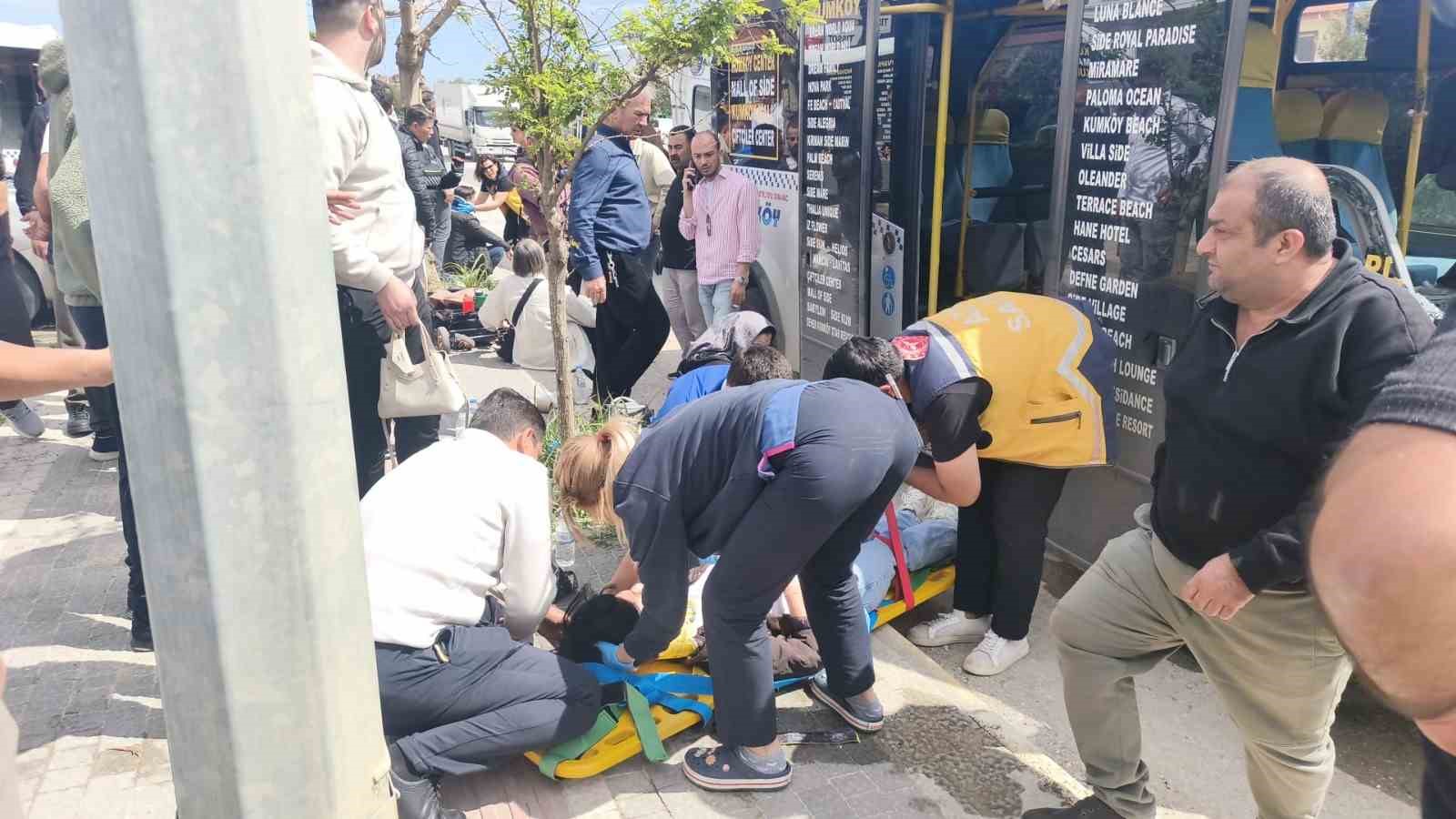 antalyada minibus park halindeki araca carpti 4 yarali 1 PrtH2pwk