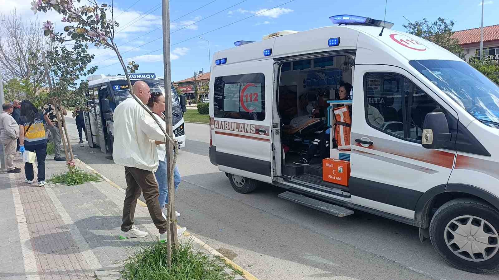 antalyada minibus park halindeki araca carpti 4 yarali 2 MDcyUphO