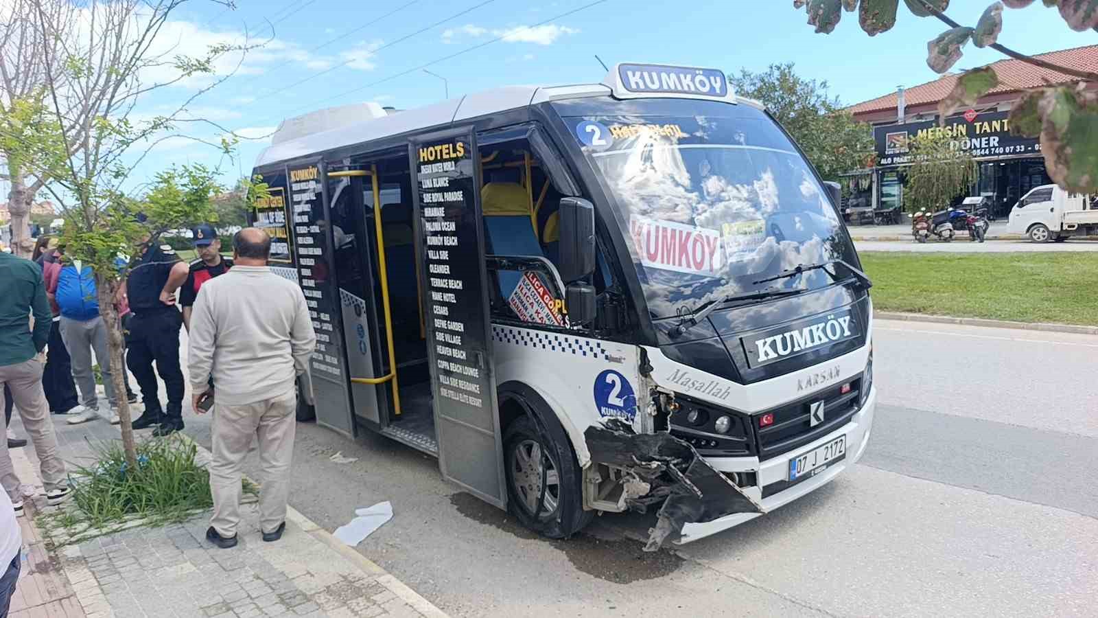 antalyada minibus park halindeki araca carpti 4 yarali 3 sMN72zkA