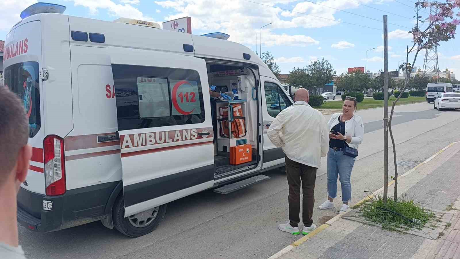 antalyada minibus park halindeki araca carpti 4 yarali 4 k7vq1wQl