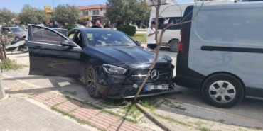 antalyada-minibus-park-halindeki-araca-carpti-4-yarali-Xdpe5Ug3.jpg
