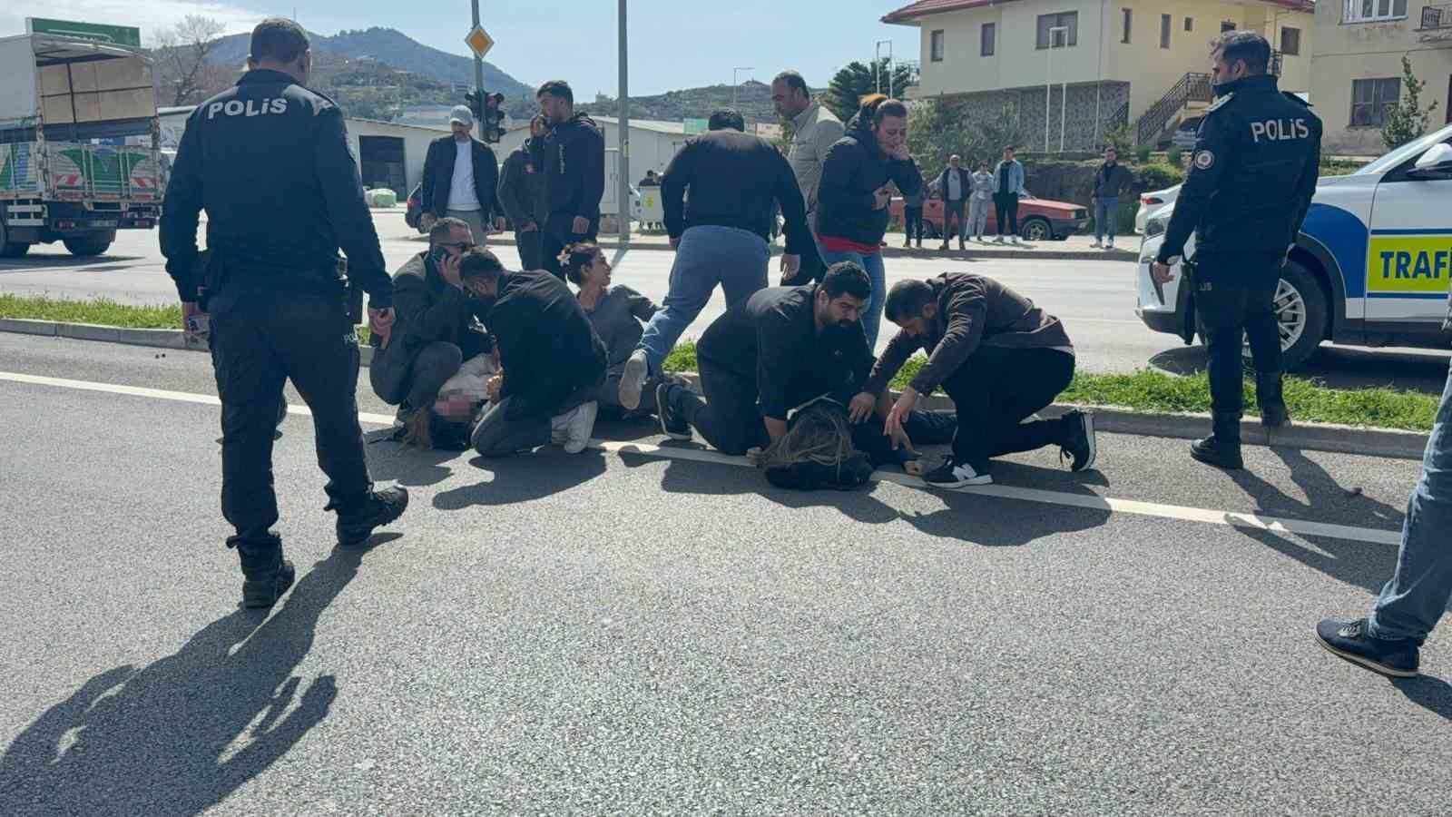 antalyada motosiklet hafif ticari aracla carpisti 2 yarali 1 Osz8wGBB