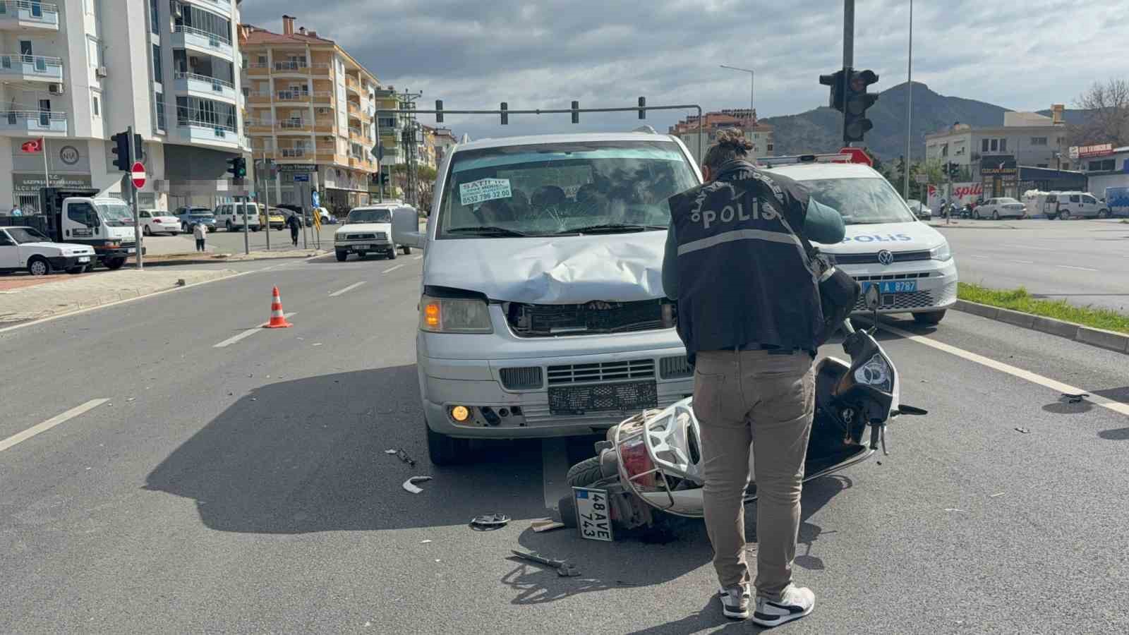 antalyada motosiklet hafif ticari aracla carpisti 2 yarali 2 aVVCv8Ny