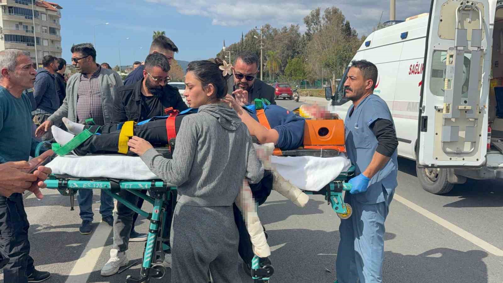 antalyada motosiklet hafif ticari aracla carpisti 2 yarali 3 58TZDDrf