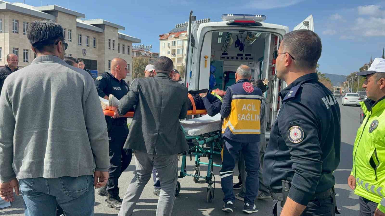 antalyada motosiklet hafif ticari aracla carpisti 2 yarali 4 BPjagn7p