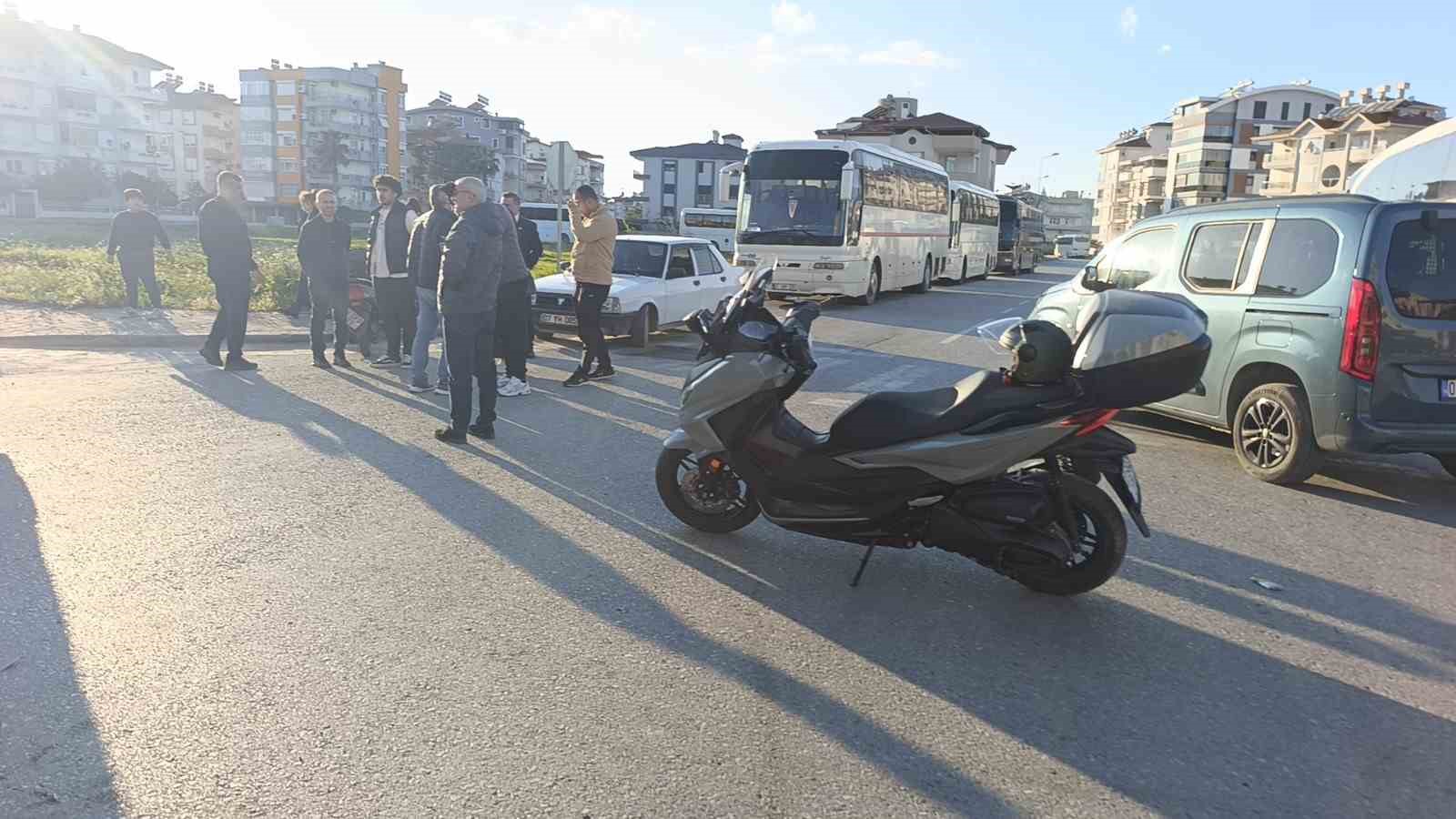 antalyada motosiklet ile otomobil carpisti 2 yarali 0