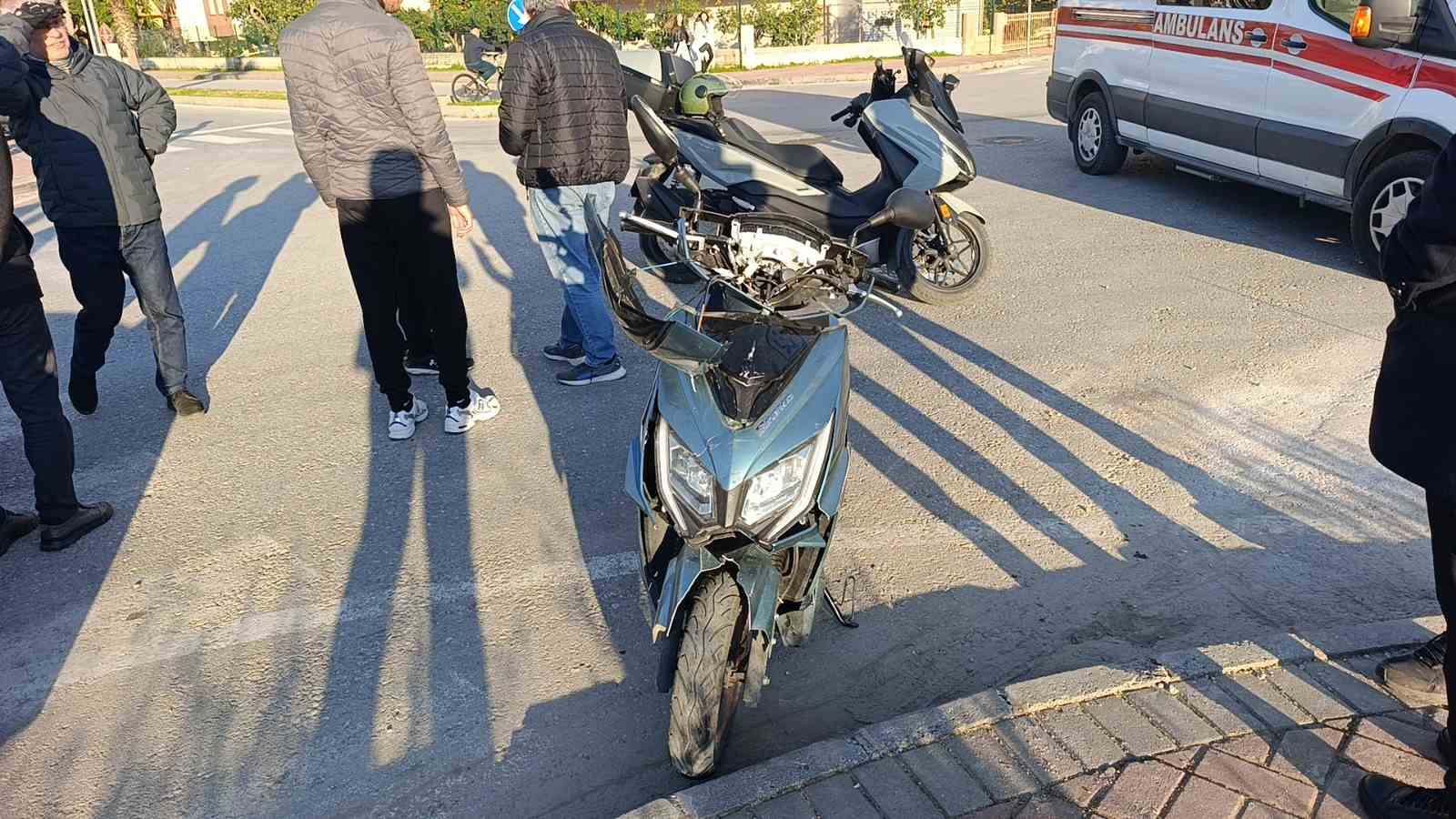 antalyada motosiklet ile otomobil carpisti 2 yarali 1 rVpPjUih