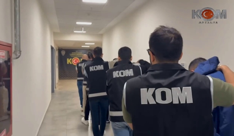 antalyada-motosikletle-gelip-is-yerine-kursun-yagdirdilar-o-anlar-kamerada-z3UvmJcq.jpg